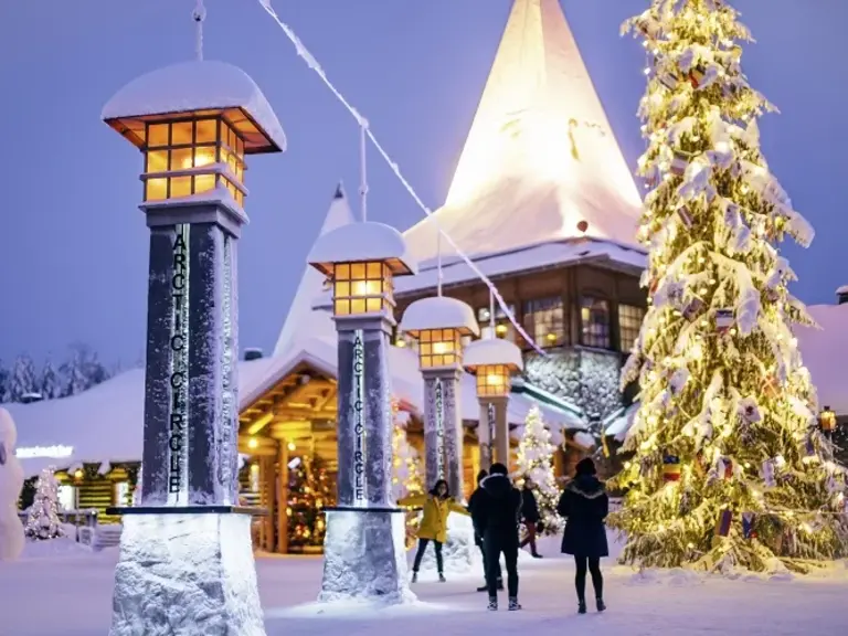 Polarkreis im Weihnachtsmanndorf in Rovaniemi Finnisch Lappland Wolters Rundreisen