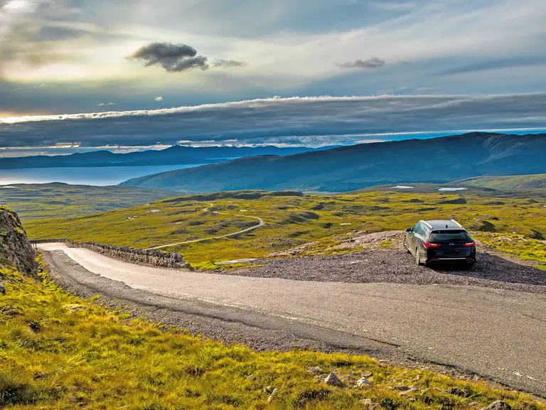 Auto in Schottlands Landschaft, Schottland Wolters Rundreisen