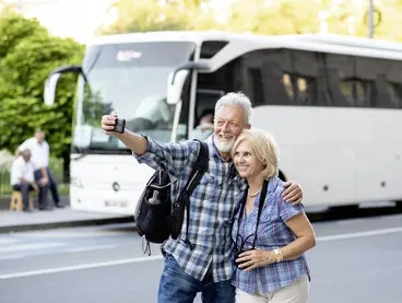 Pärchen vor Reisebus