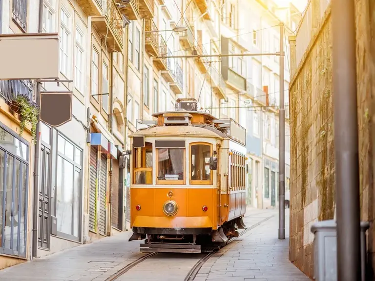 Gelbe Straßenbahn in Lissabon, Portugal - Wolters Rundreisen