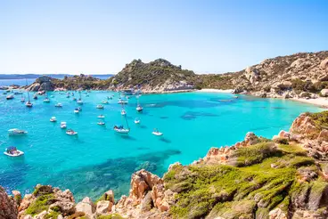 Küstenlandschaft entlang der Costa Smeralda auf Sardinien, Italien.